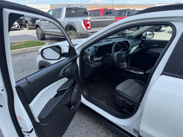 Used 2025 Chevrolet Trax LT w/ LT Convenience Package FWD image 10