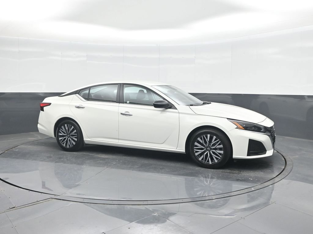 Used 2025 Nissan Altima 2.5 SV FWD image 10