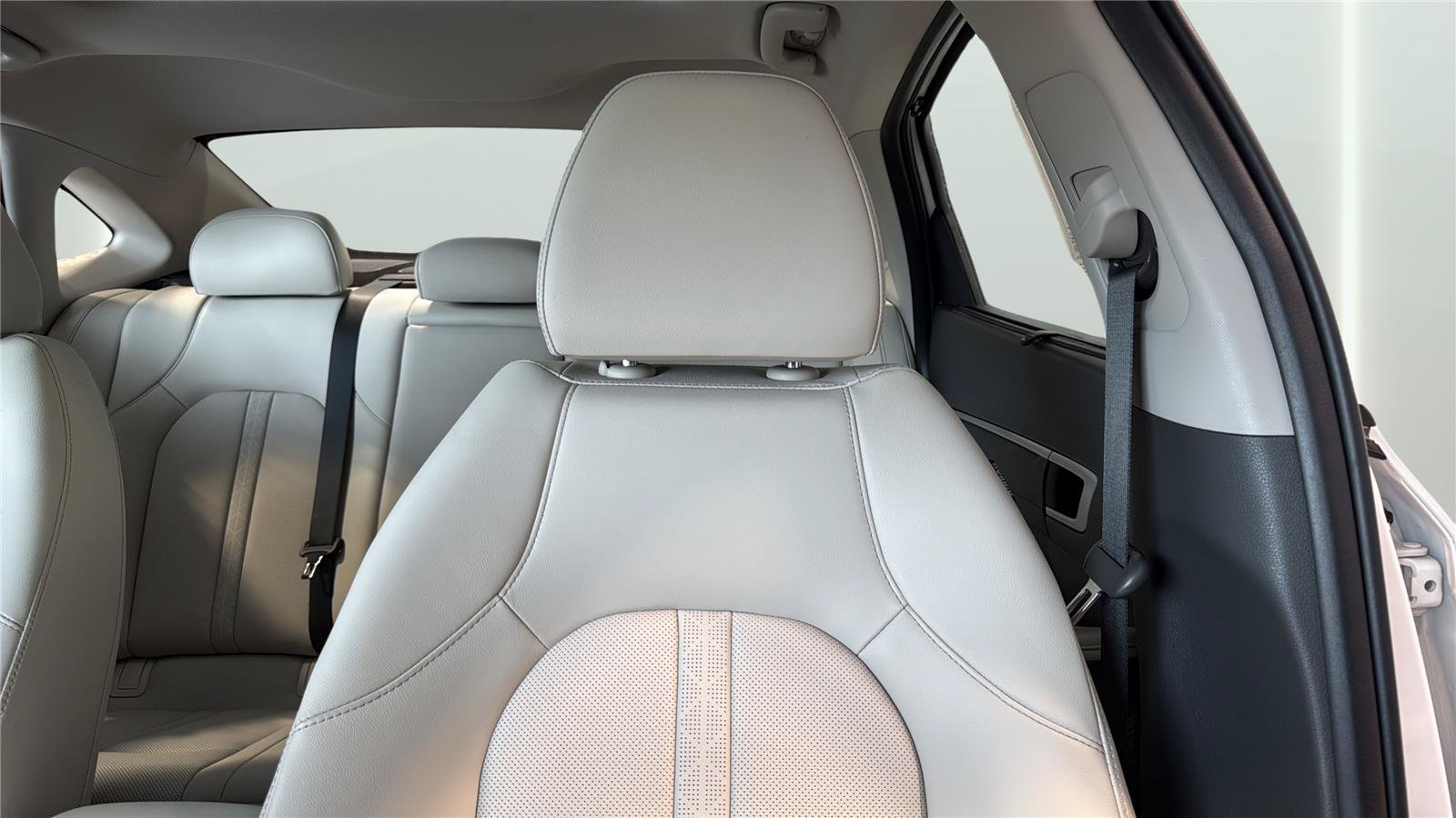 Used 2025 Hyundai Sonata Limited FWD image 23
