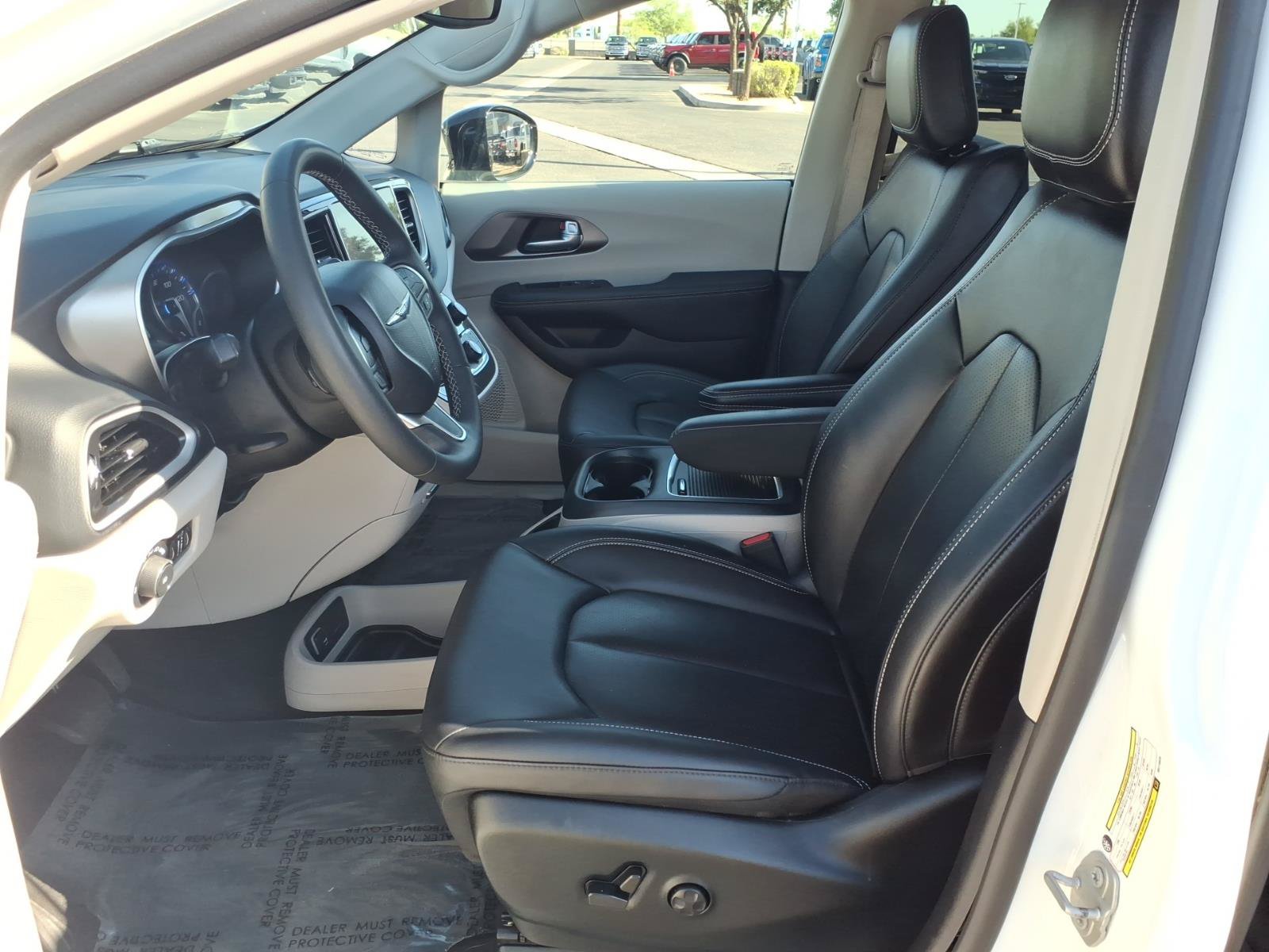 Used 2024 Chrysler Pacifica Touring-L FWD image 11