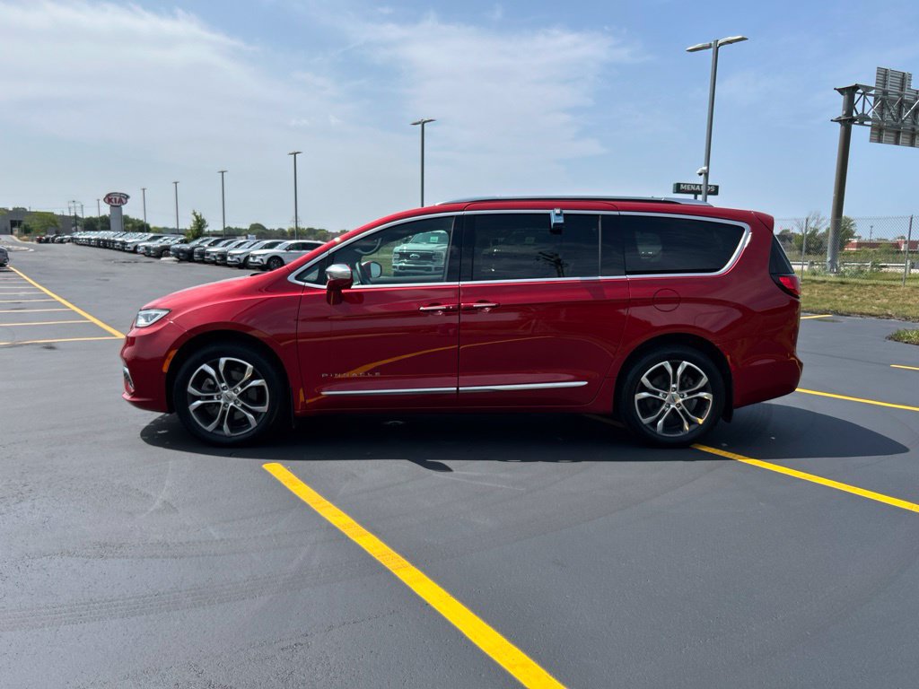 Used 2024 Chrysler Pacifica Pinnacle w/ Trailer Tow Group AWD/4WD image 9