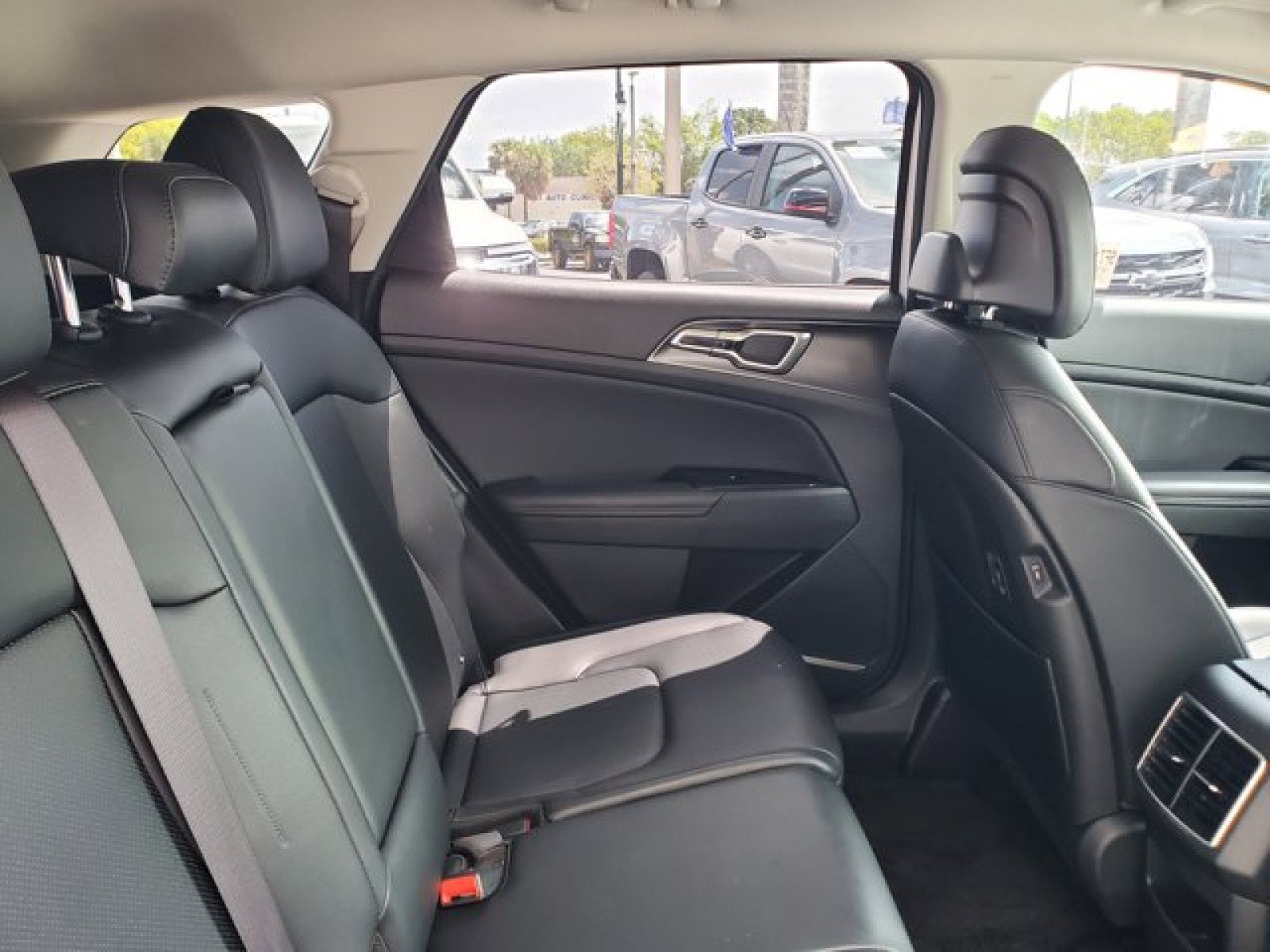 Used 2024 Kia Sportage EX image 31