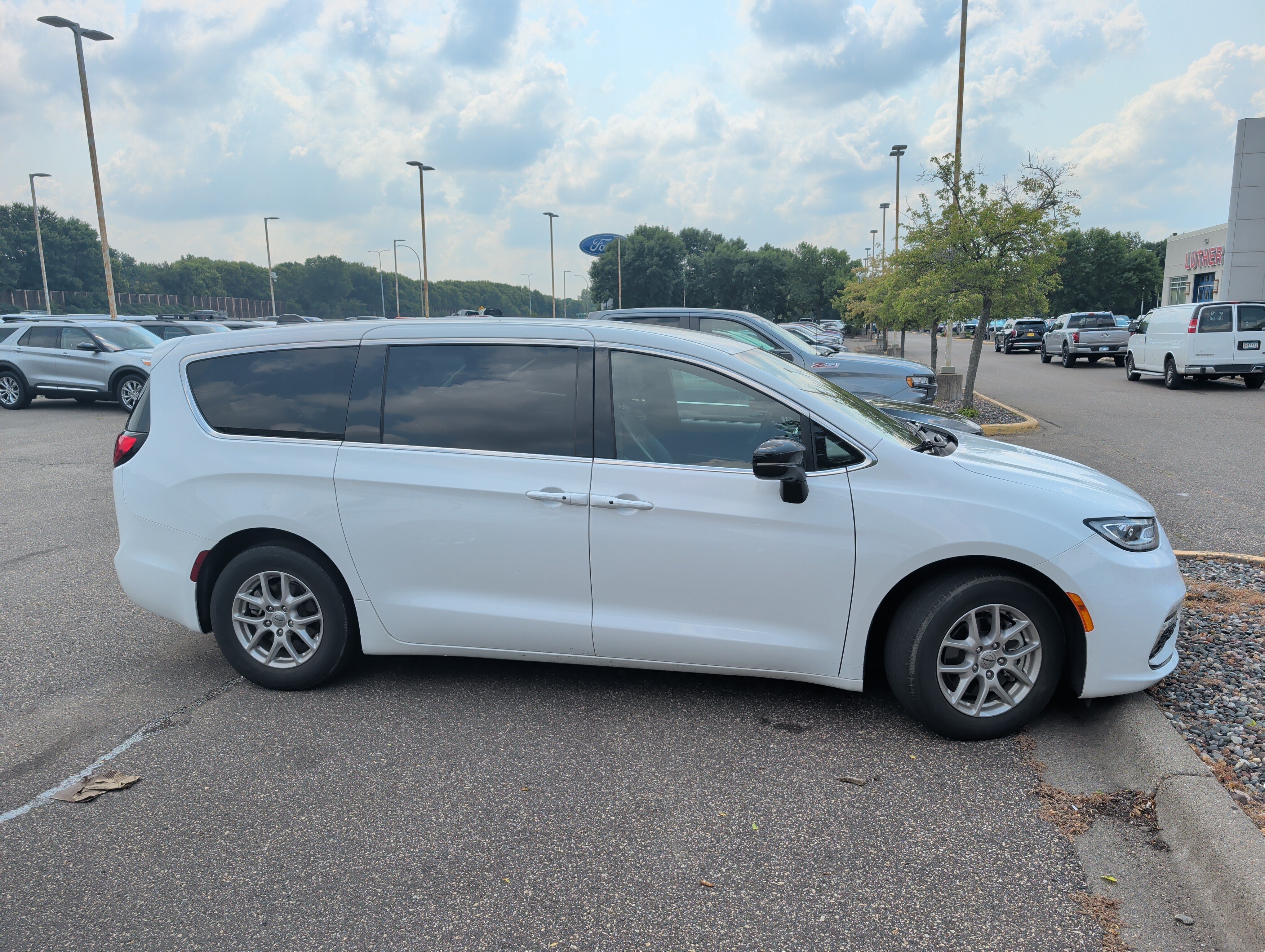 Used 2025 Chrysler Pacifica Select FWD image 6