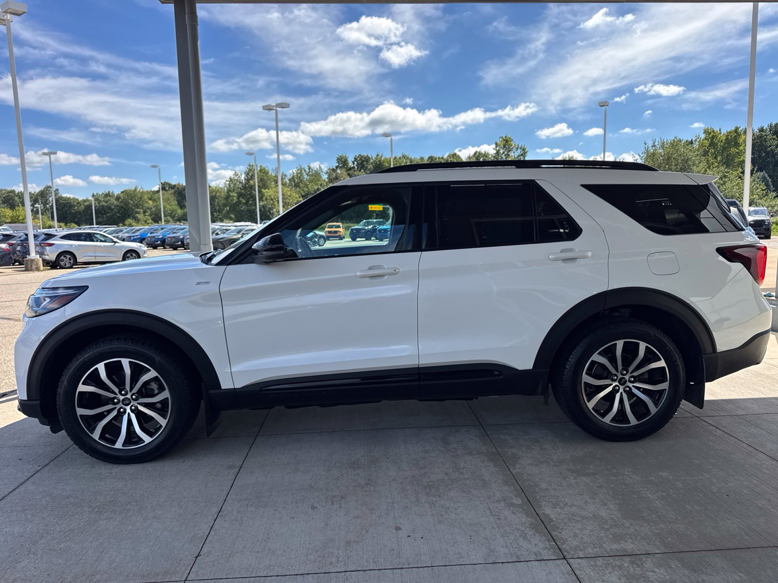 Certified 2025 Ford Explorer ST-Line AWD/4WD image 4
