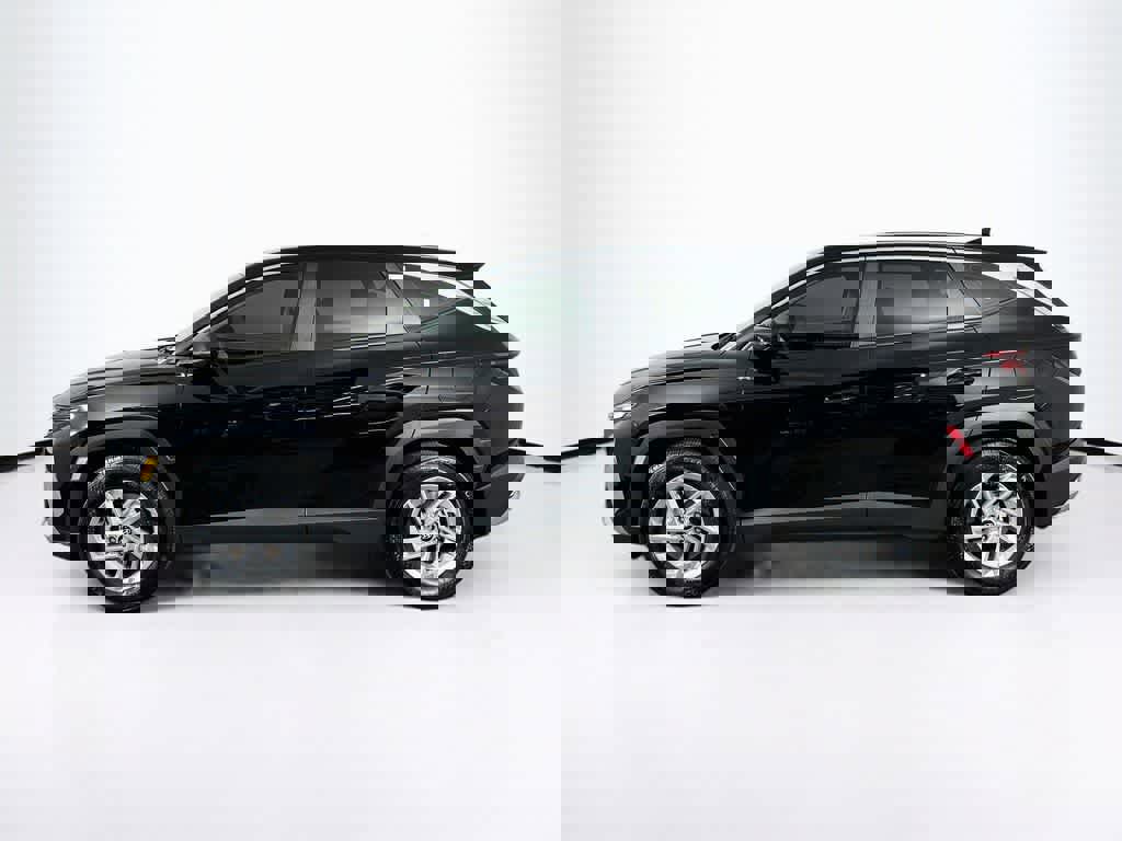 Used 2025 Hyundai Tucson SE FWD image 2