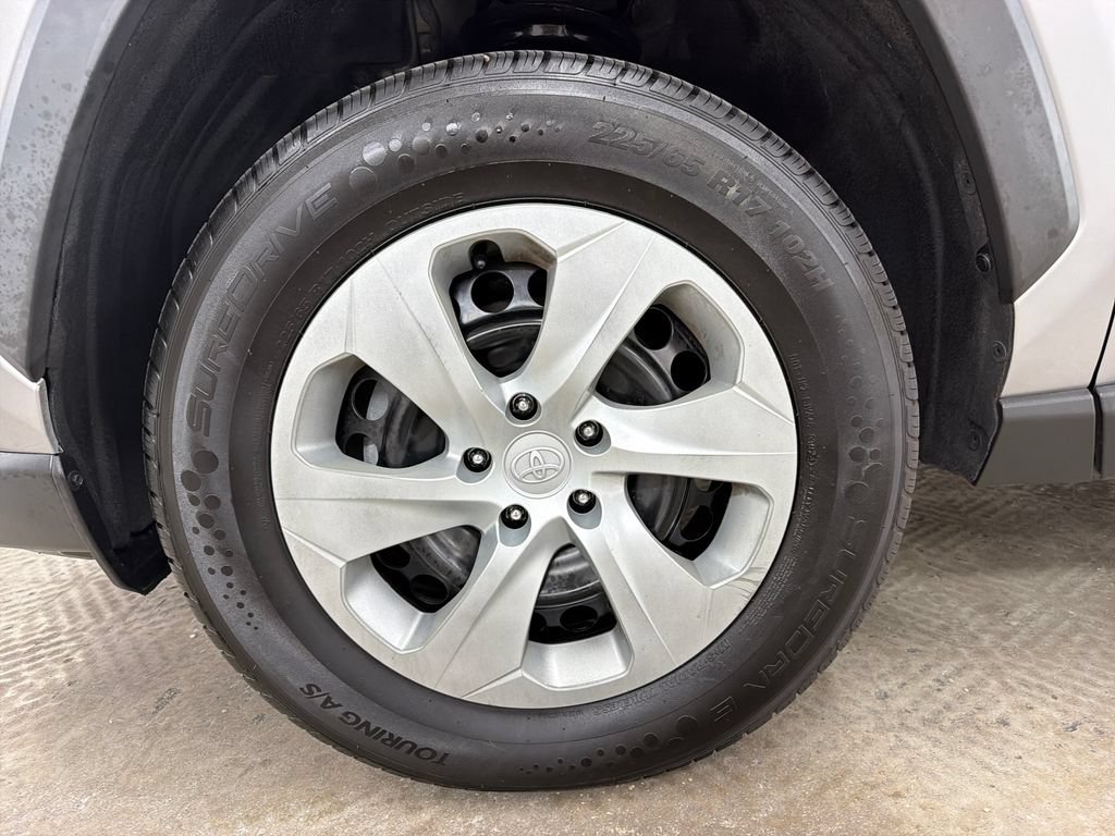 Used 2020 Toyota RAV4 LE FWD image 13