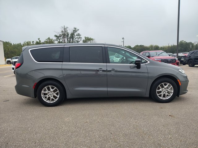 Used 2025 Chrysler Pacifica Select FWD image 7
