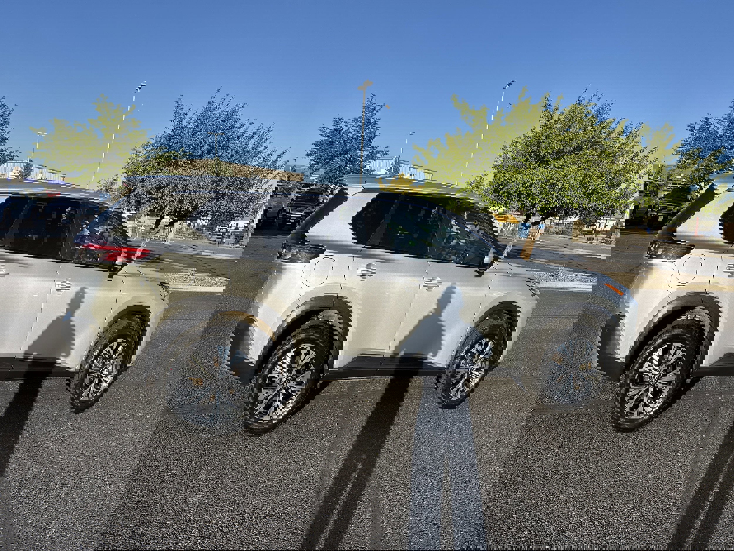 Used 2023 Nissan Rogue SV image 5