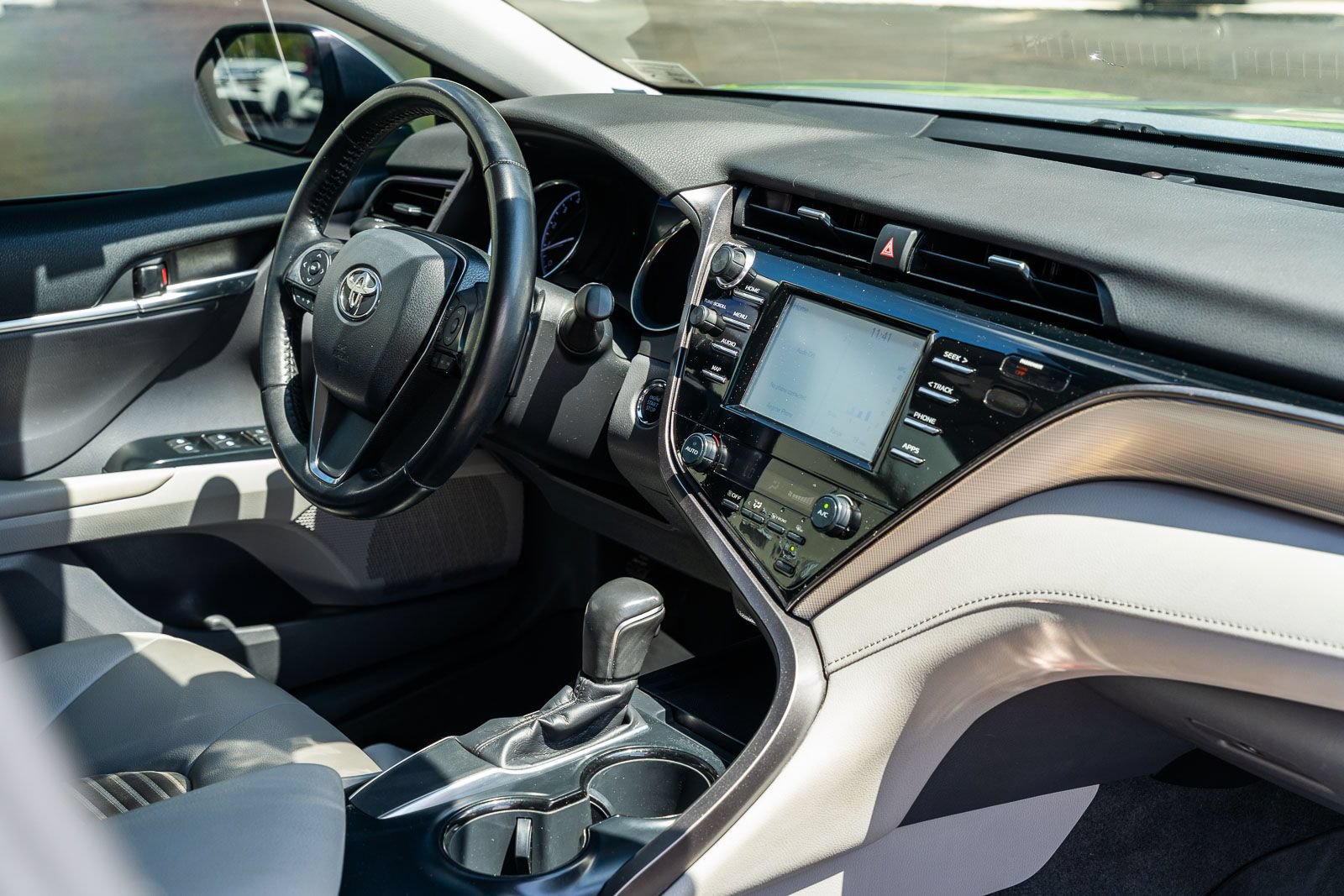 Used 2019 Toyota Camry SE w/ Convenience Package FWD image 12