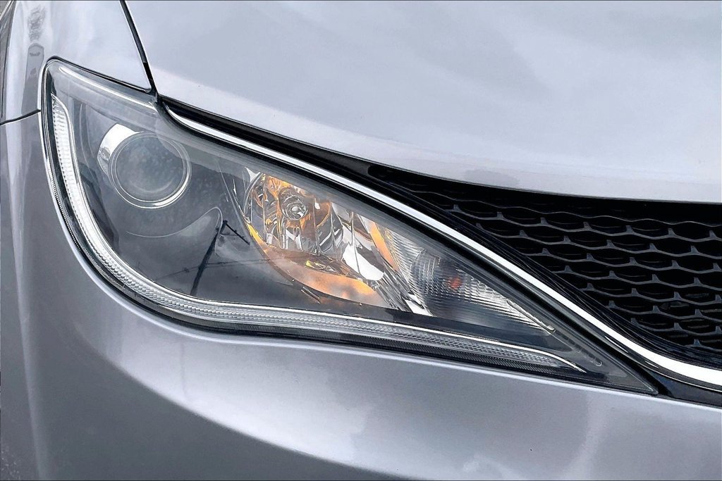 Used 2019 Chrysler Pacifica Touring Plus w/ Cold Weather Group FWD image 29