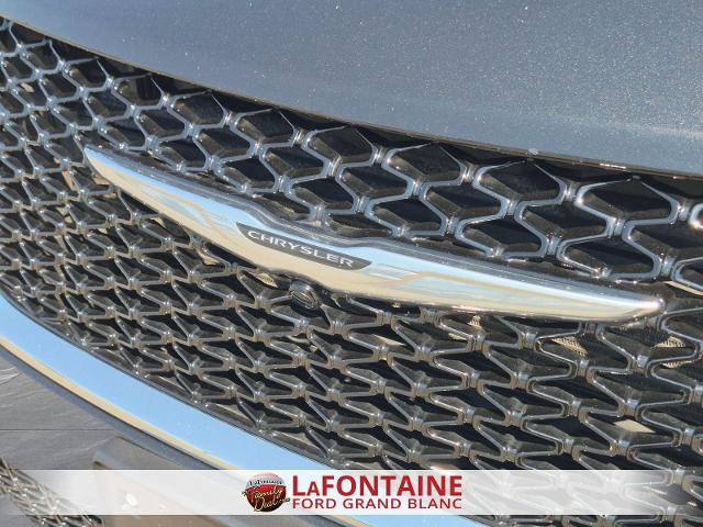 Used 2023 Chrysler Pacifica Touring-L FWD image 9