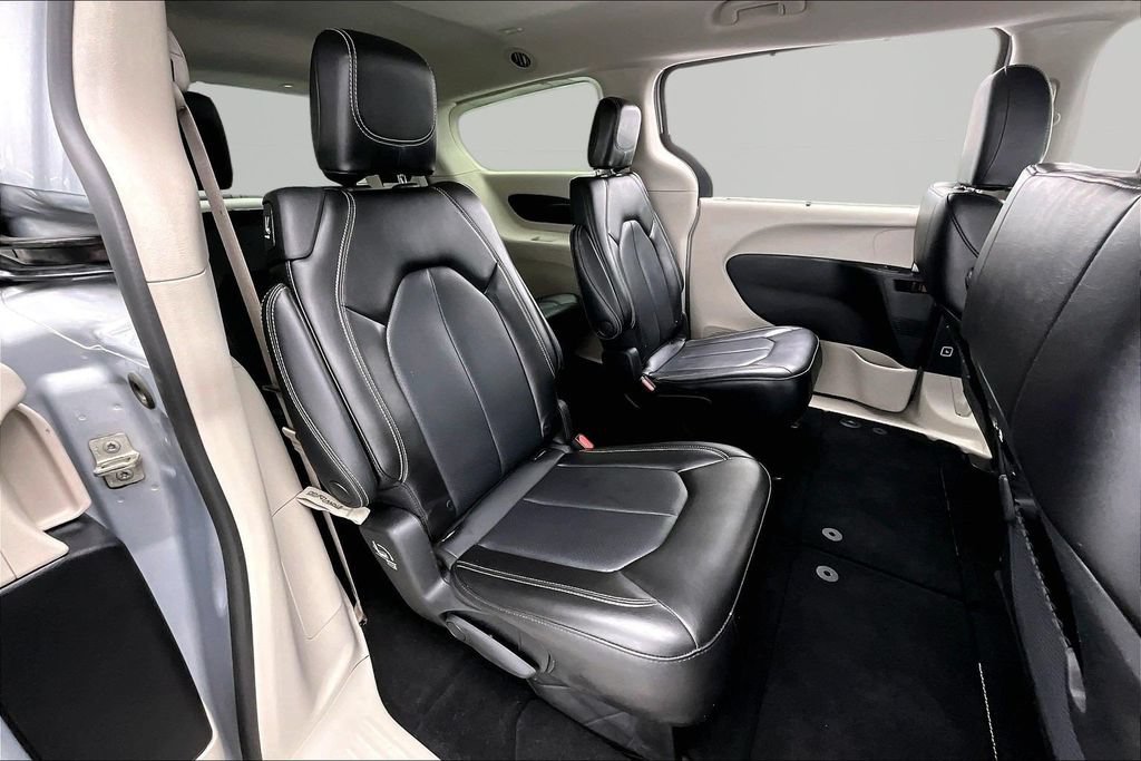 Used 2023 Chrysler Pacifica Touring-L FWD image 27