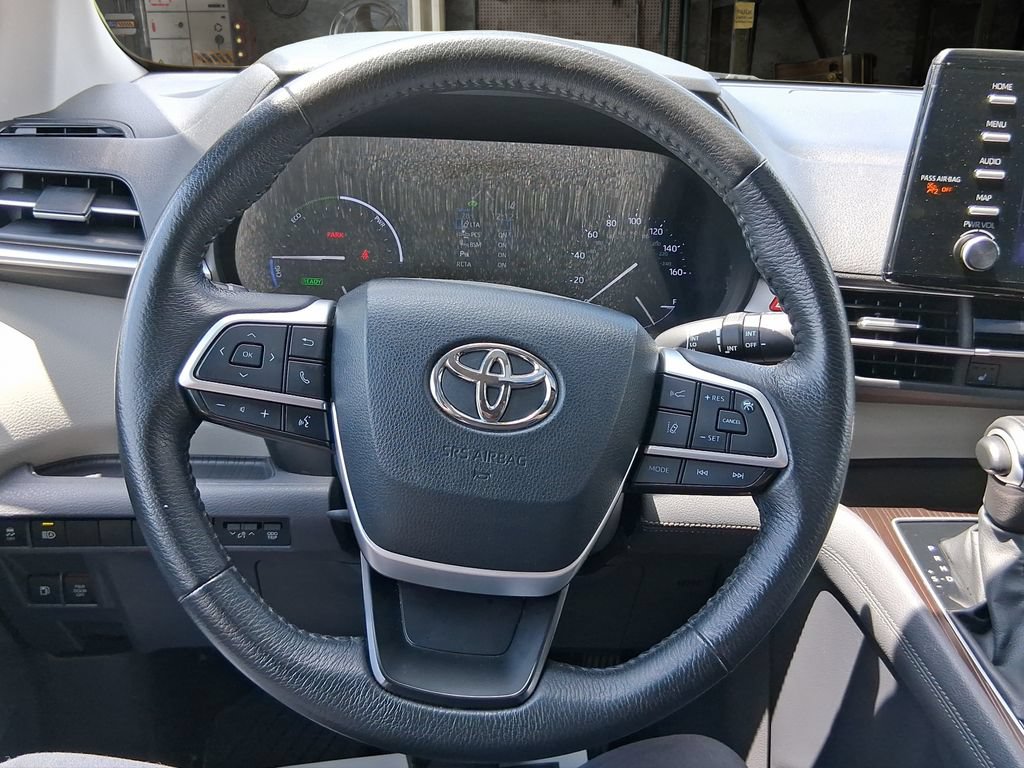 Used 2023 Toyota Sienna XLE FWD image 16