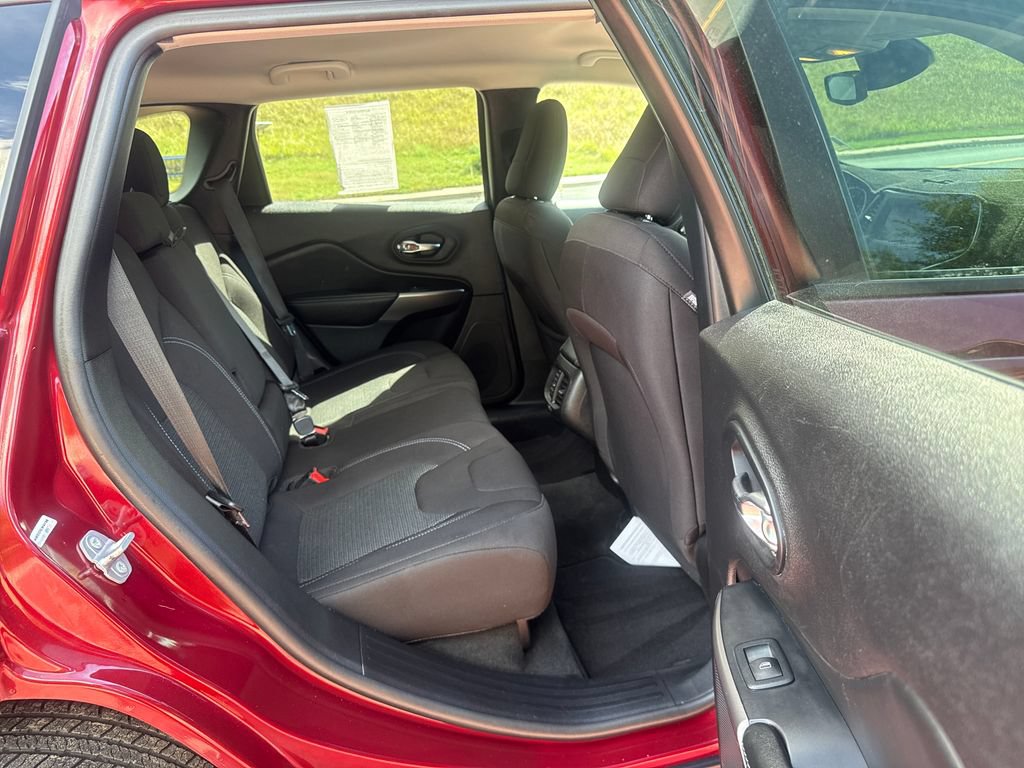 Used 2021 Jeep Cherokee Latitude FWD image 24