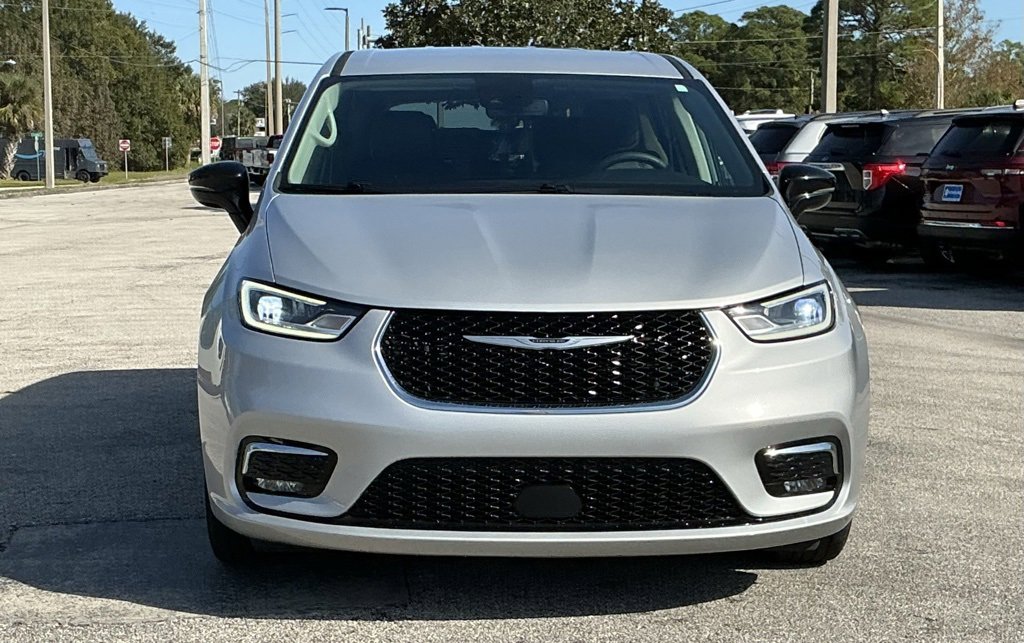 Used 2024 Chrysler Pacifica Touring-L image 15