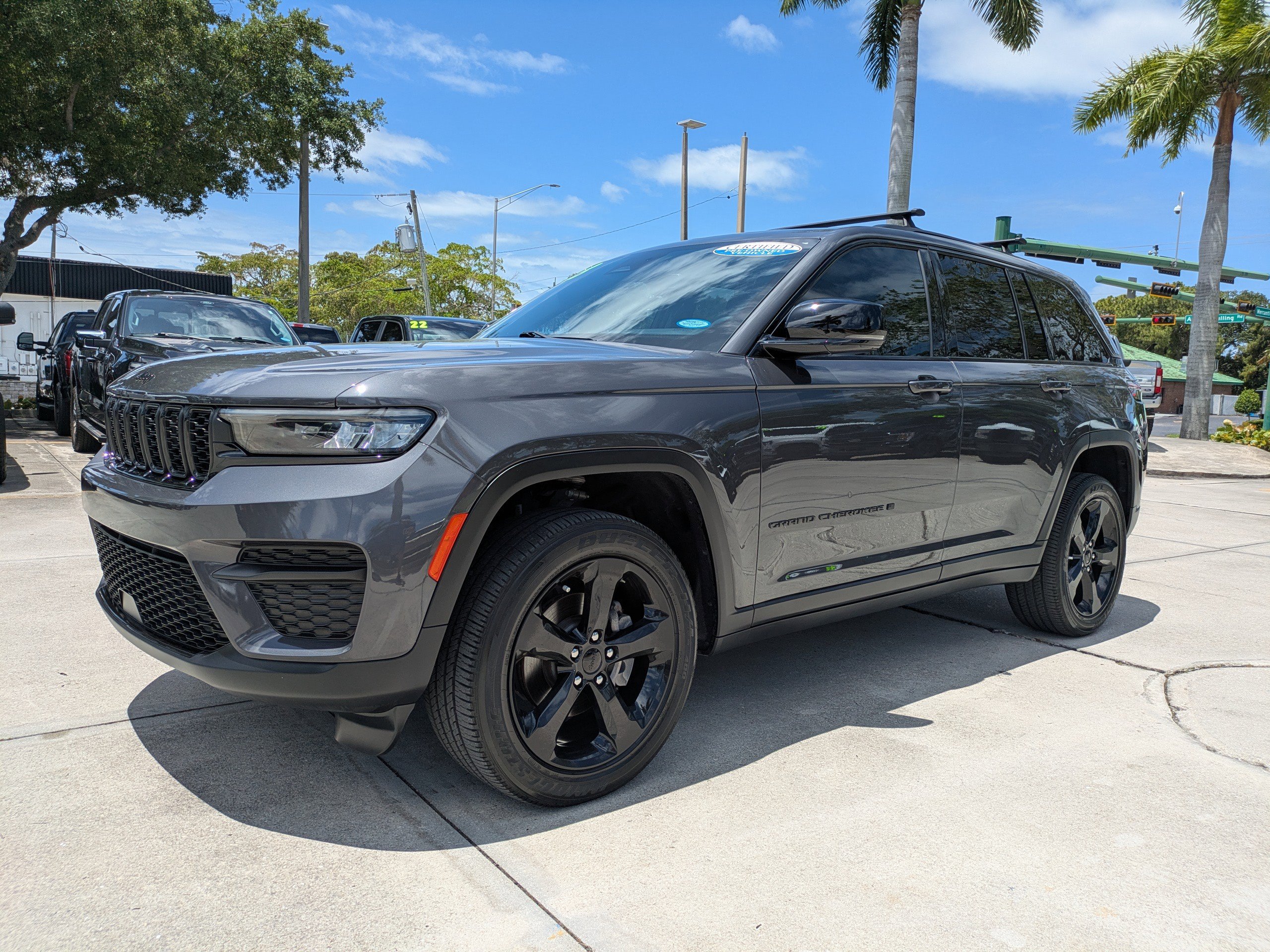 Used 2023 Jeep Grand Cherokee Altitude AWD/4WD image 7