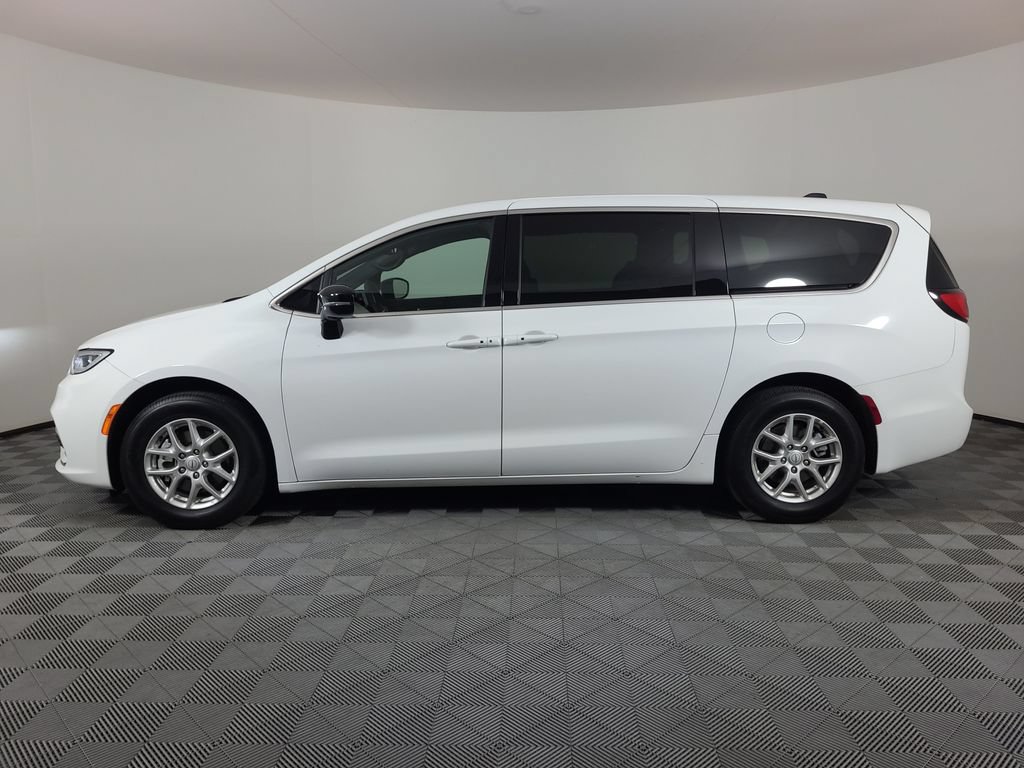 Used 2025 Chrysler Pacifica Select FWD image 6