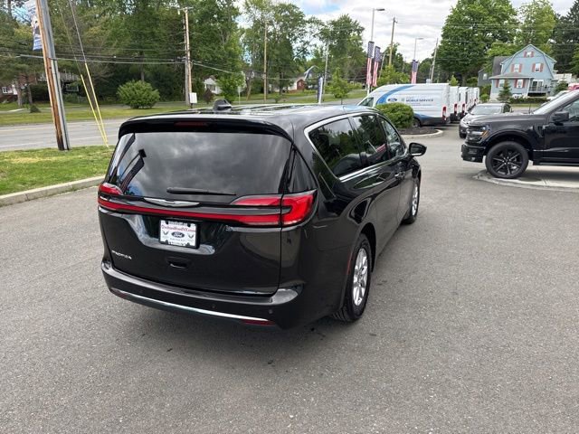 Used 2023 Chrysler Pacifica Touring-L FWD image 6