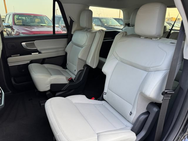 Certified 2025 Ford Expedition Platinum w/ Driver's Package AWD/4WD image 16