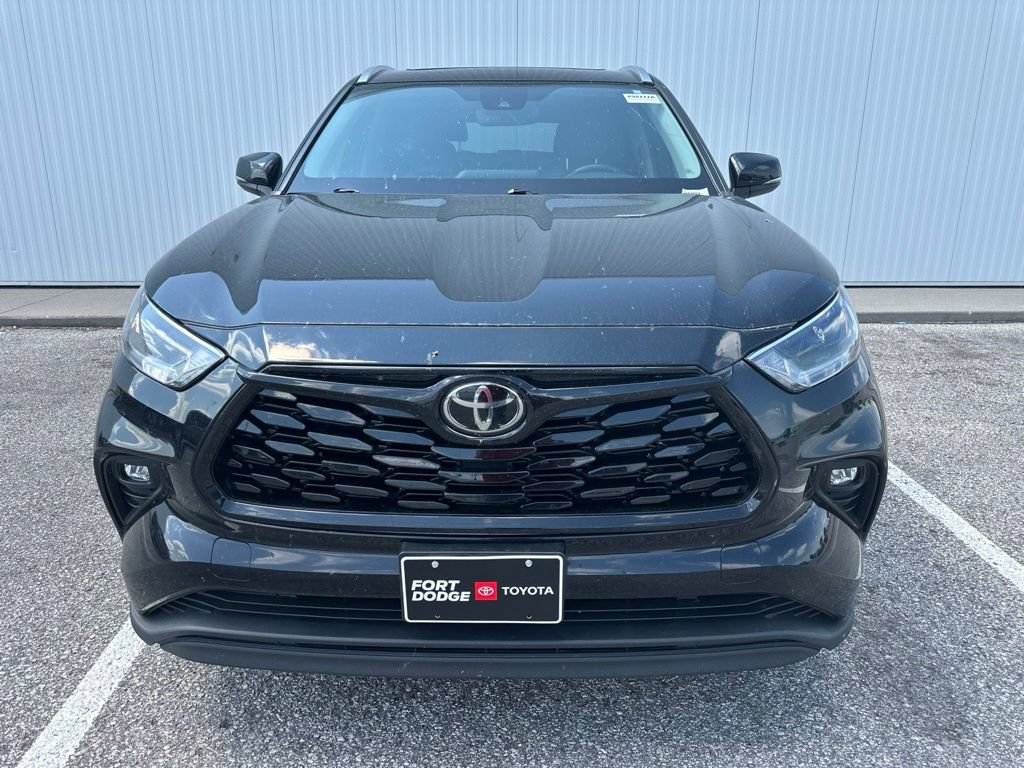 Used 2021 Toyota Highlander XLE AWD/4WD image 11