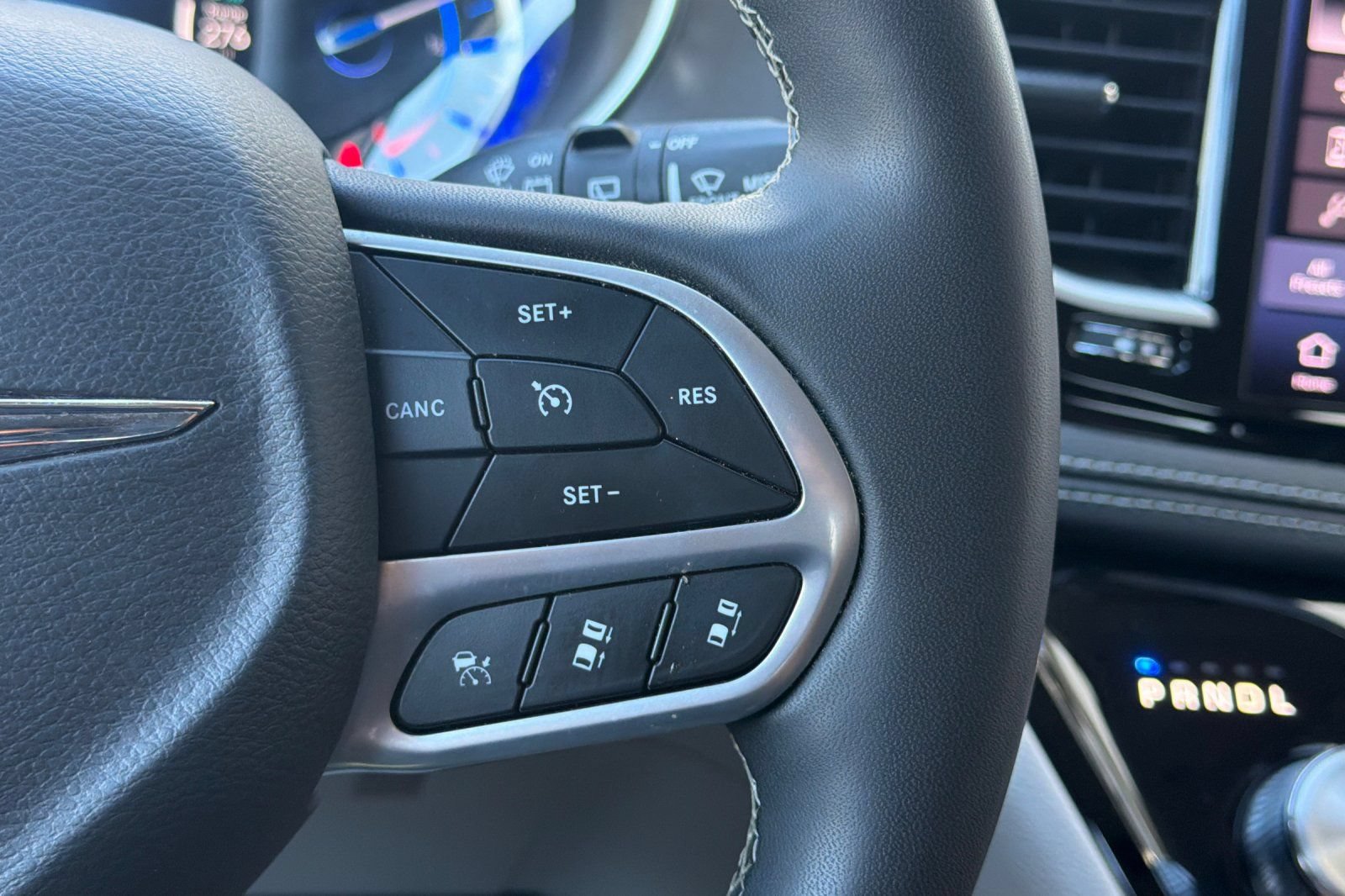 Used 2023 Chrysler Pacifica Touring-L FWD image 28