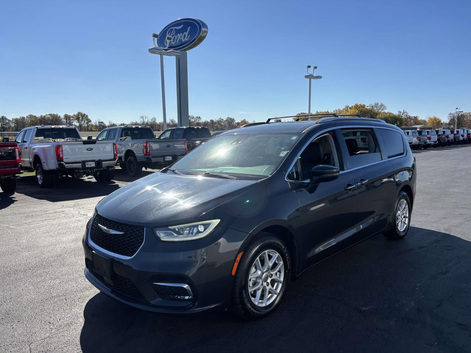 Used 2021 Chrysler Pacifica Touring-L image 4