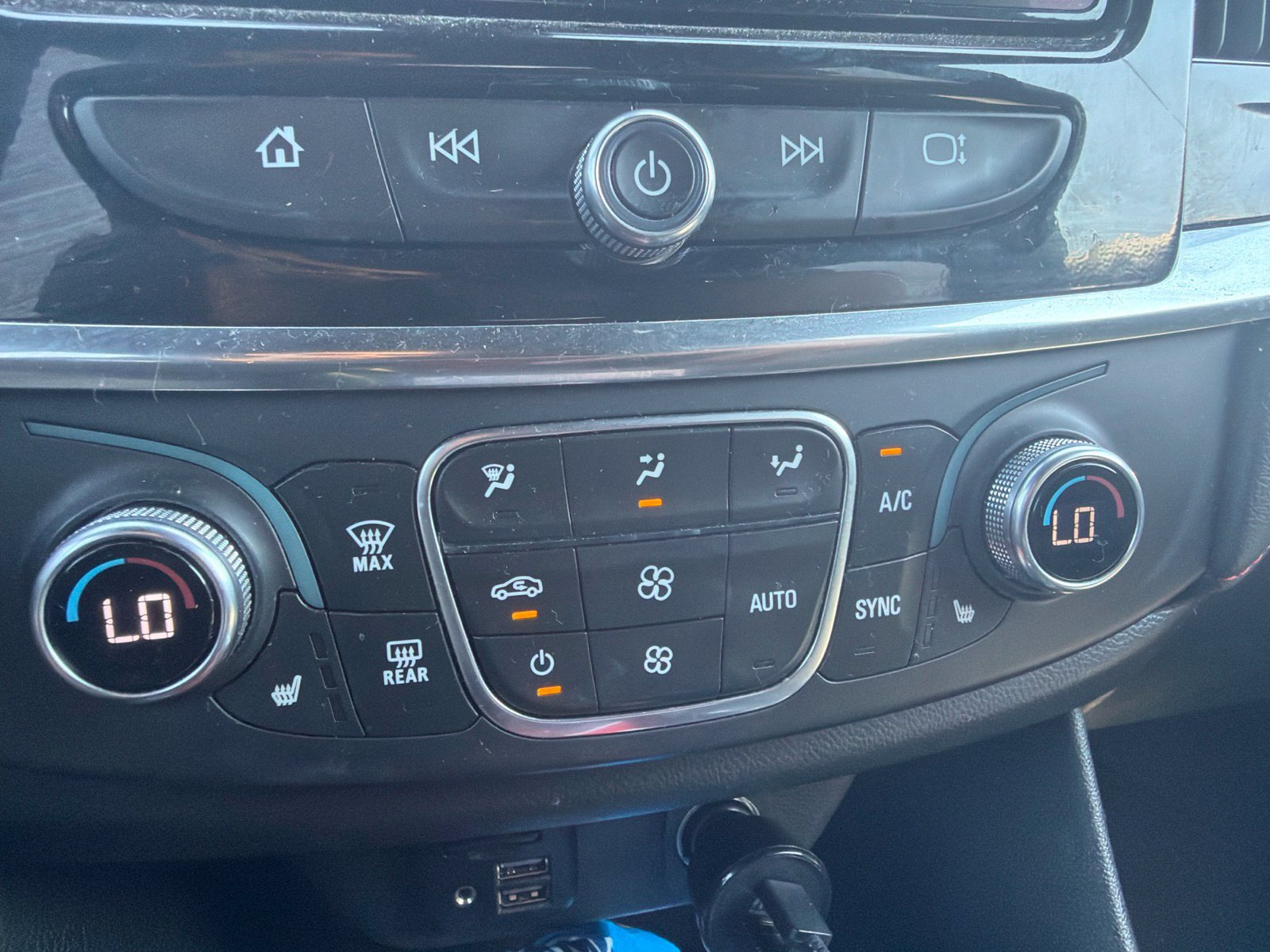 Used 2024 Chevrolet Traverse RS FWD image 7