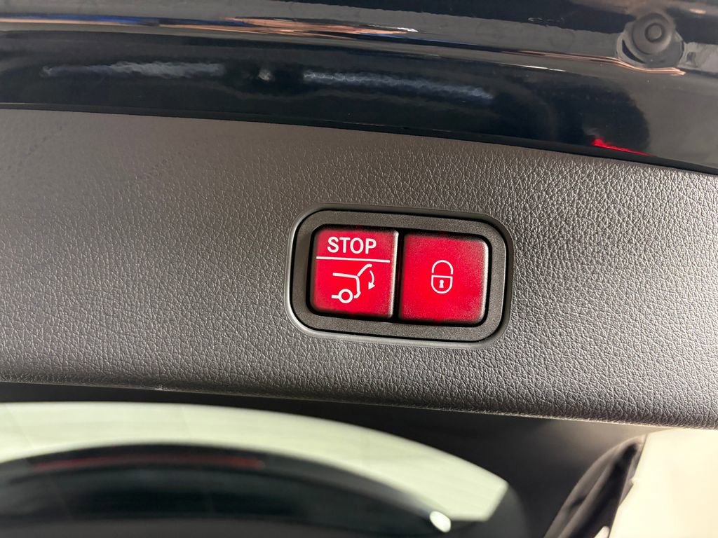 Used 2024 Mercedes-Benz GLC 300 4MATIC image 32