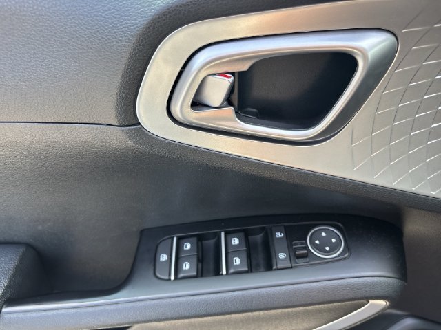 Used 2023 Kia Soul LX w/ LX Technology Package FWD image 13