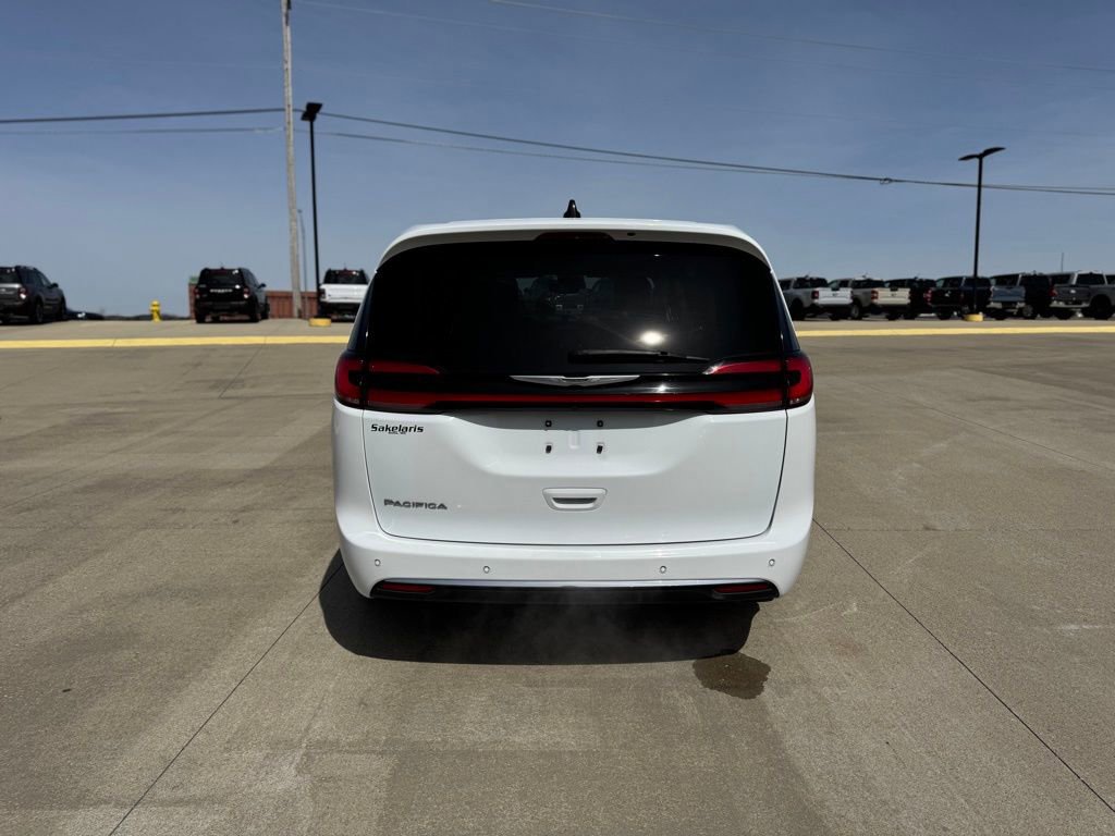 Used 2023 Chrysler Pacifica Touring-L image 4