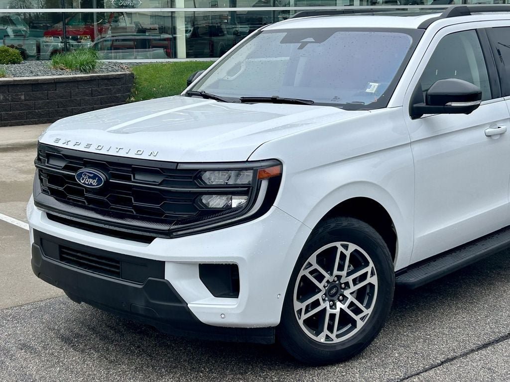 Certified 2025 Ford Expedition Active AWD/4WD image 2