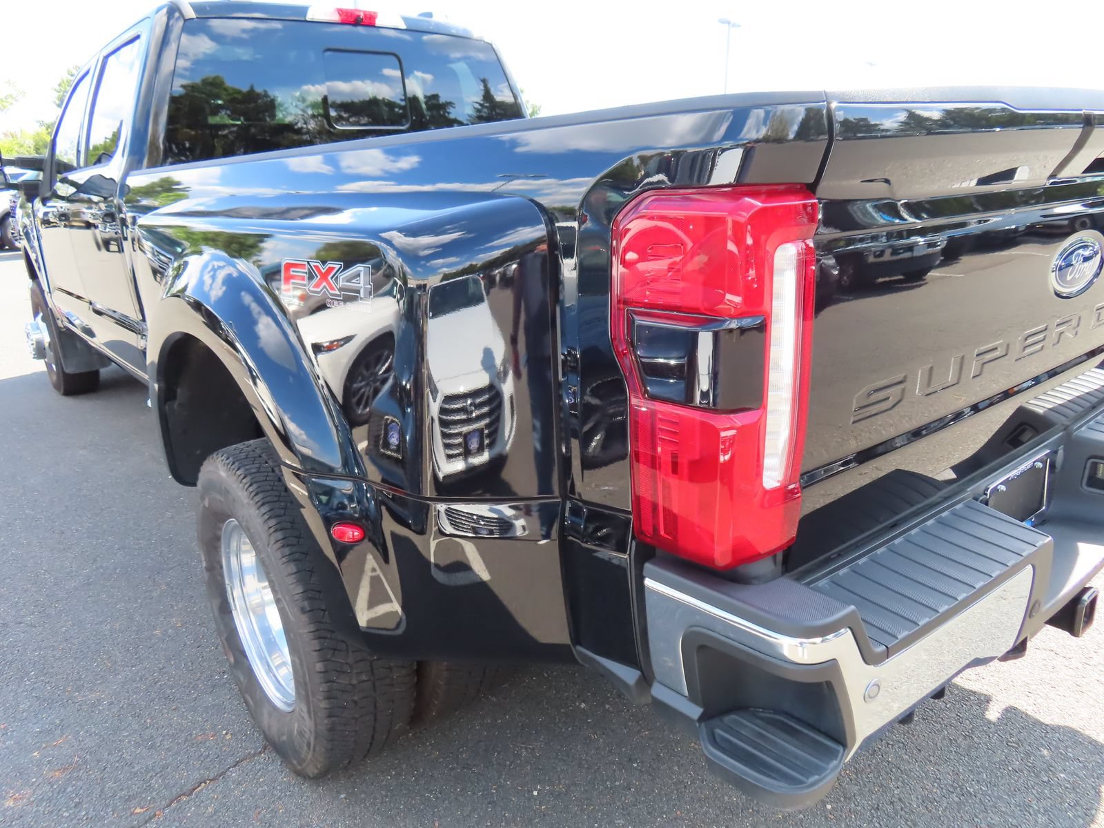 Certified 2025 Ford F350 Lariat w/ Lariat Ultimate Package AWD/4WD image 12
