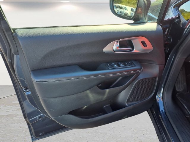 Used 2021 Chrysler Pacifica Limited w/ S Appearance Package FWD image 19