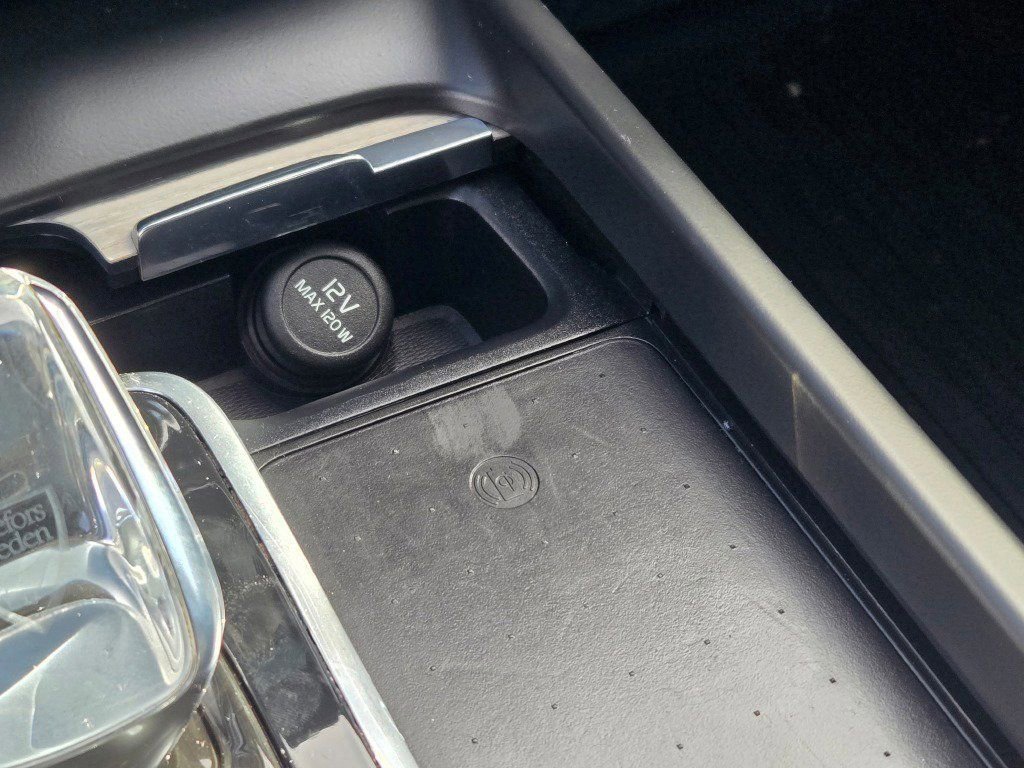 Used 2022 Volvo XC60 T8 Inscription w/ Advanced Package image 28