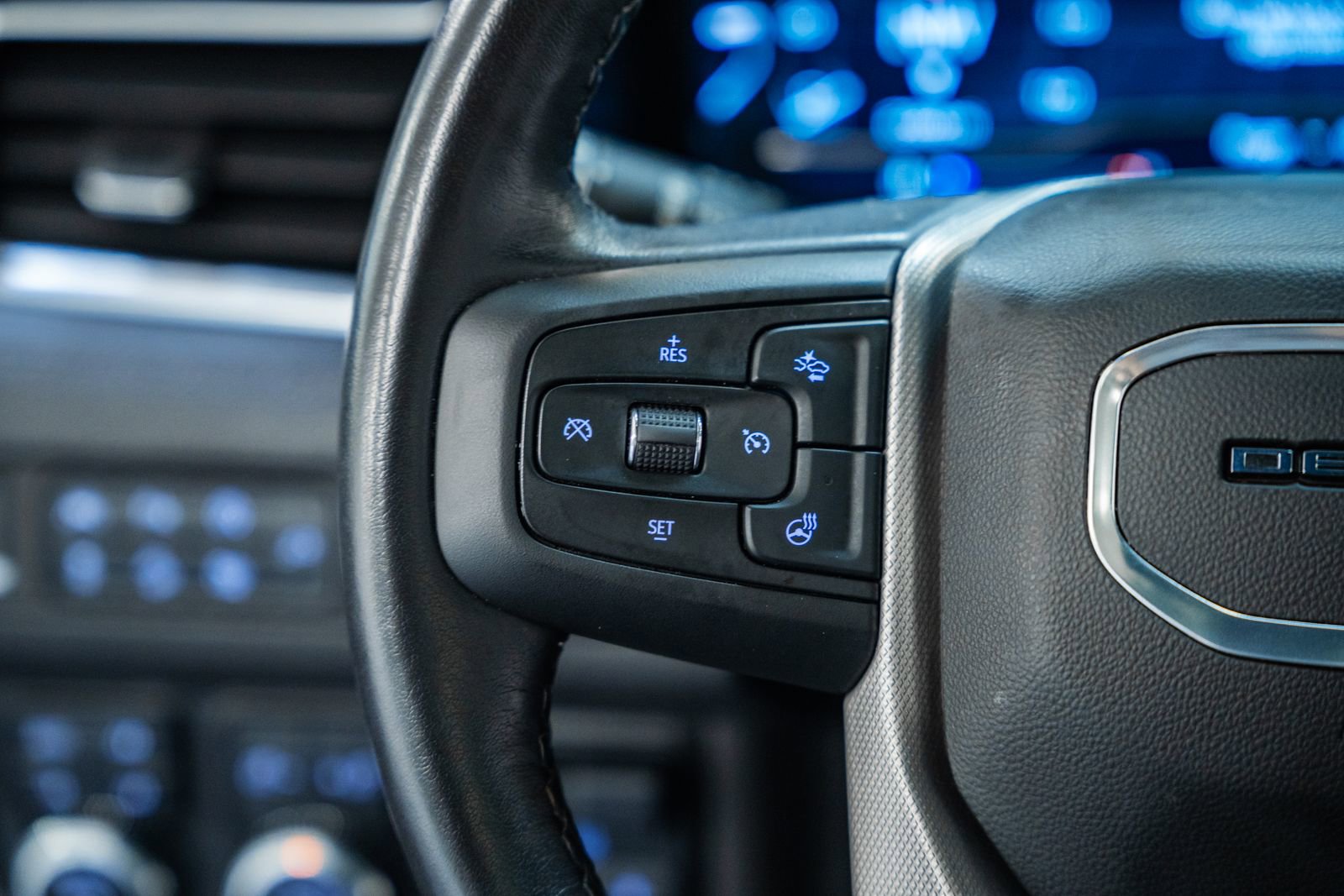 Used 2022 GMC Yukon Denali w/ Denali Premium Package AWD/4WD image 37