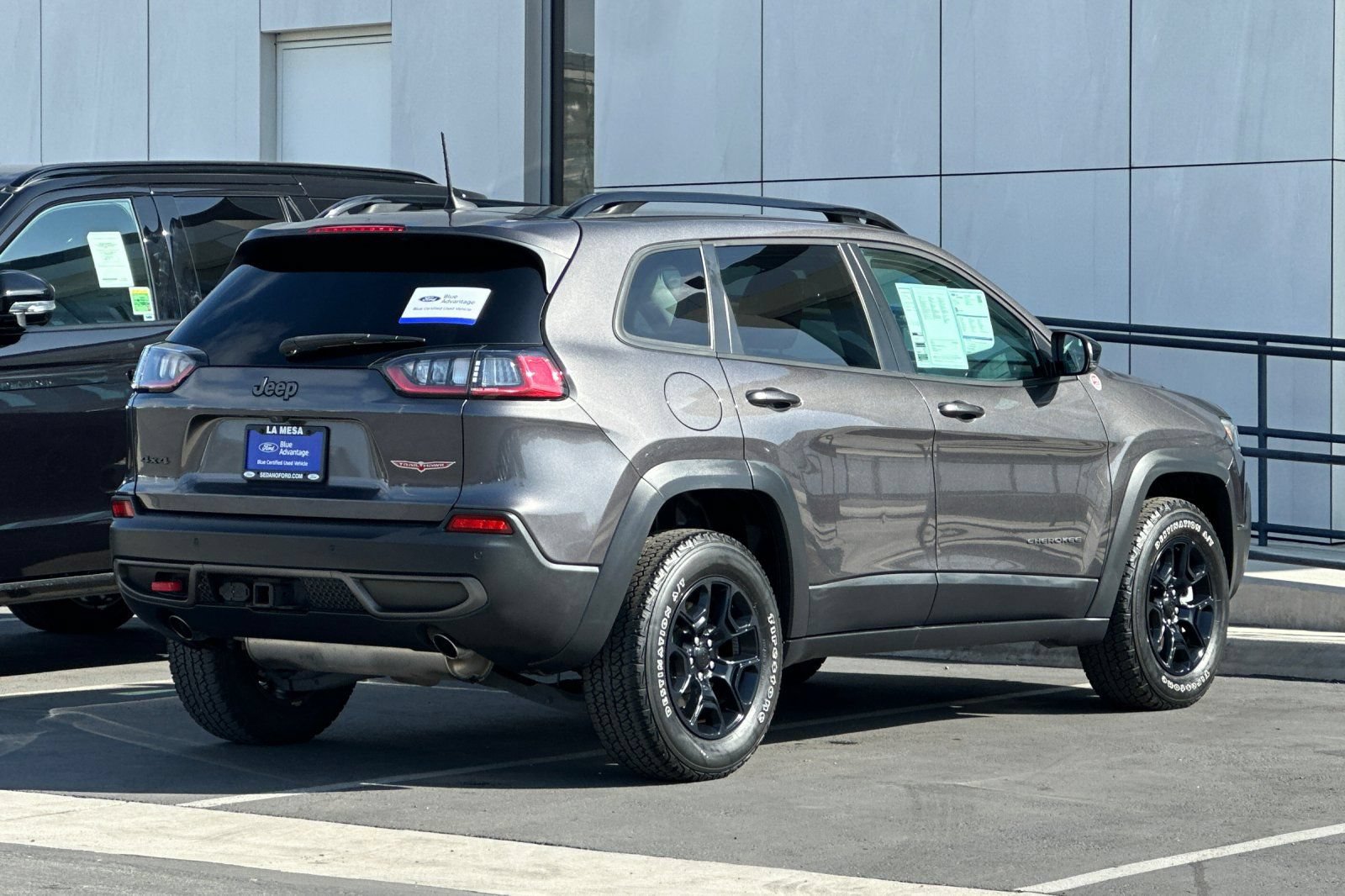 Used 2022 Jeep Cherokee Trailhawk w/ Trailer Tow Group AWD/4WD image 3