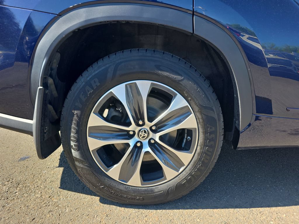 Used 2021 Toyota Highlander XLE AWD/4WD image 12
