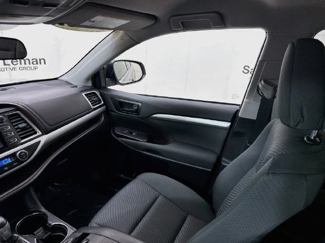 Used 2019 Toyota Highlander LE AWD/4WD image 21