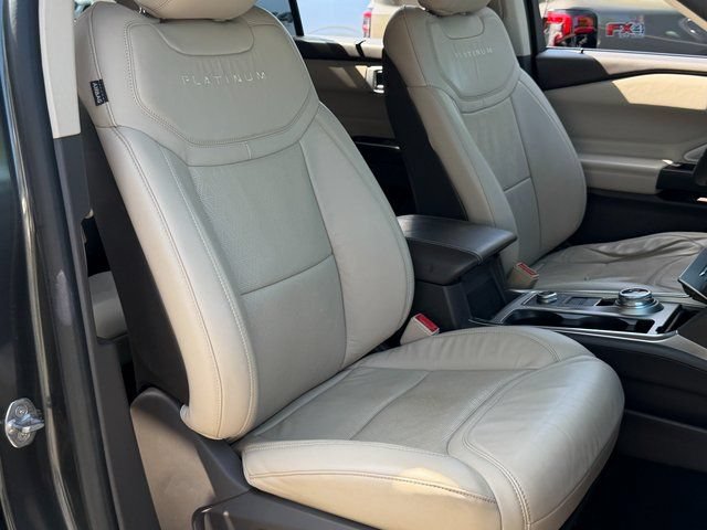 Certified 2020 Ford Explorer Platinum w/ Premium Technology Package AWD/4WD image 32