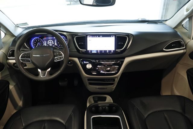 Used 2024 Chrysler Pacifica Touring-L FWD image 25