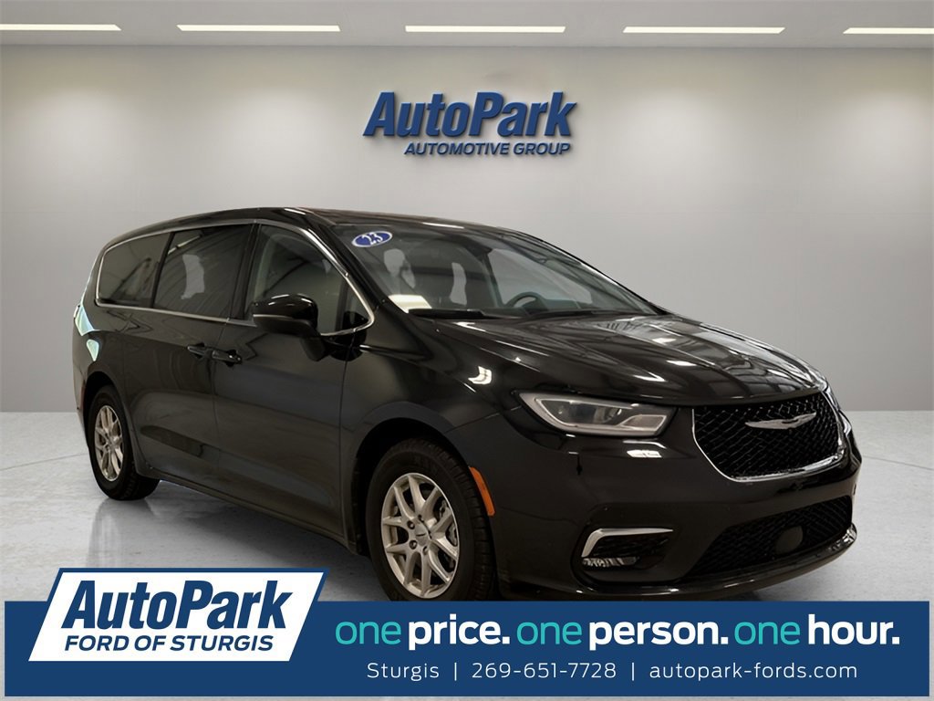 Used 2023 Chrysler Pacifica Touring-L image 7