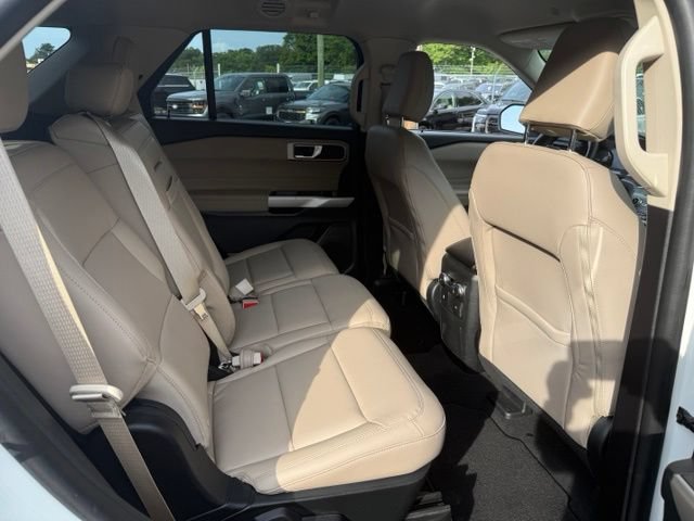 Certified 2022 Ford Explorer XLT w/ Equipment Group 202A AWD/4WD image 5
