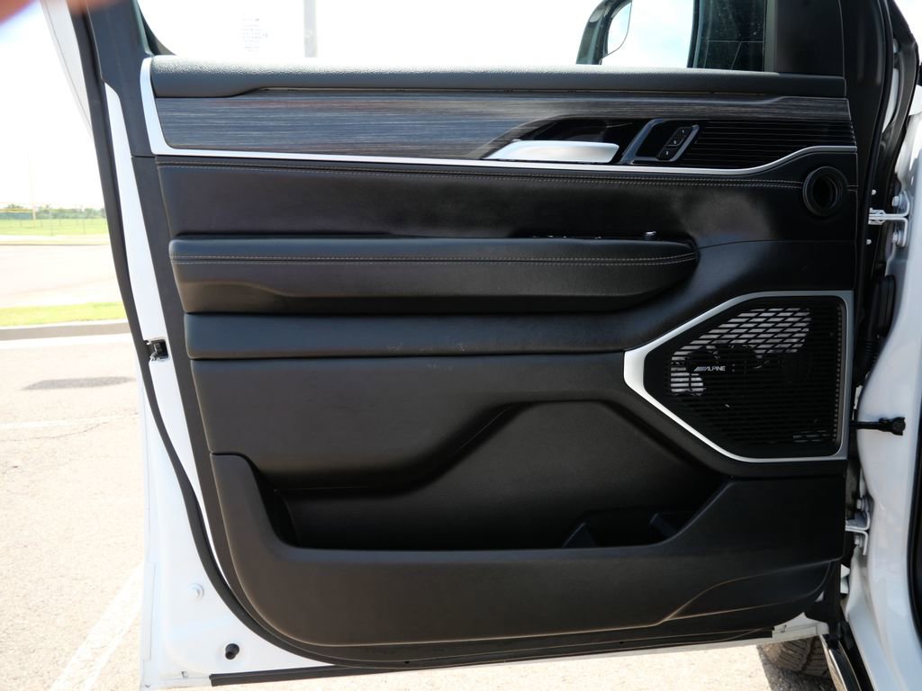 Used 2024 Jeep Wagoneer L Series II w/ Flexible Seating Group image 17