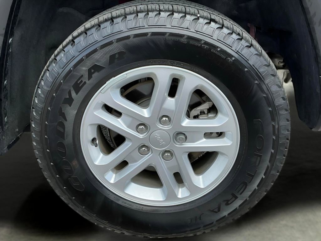 Used 2025 Jeep Grand Cherokee Laredo w/ Trailer Tow Package image 20