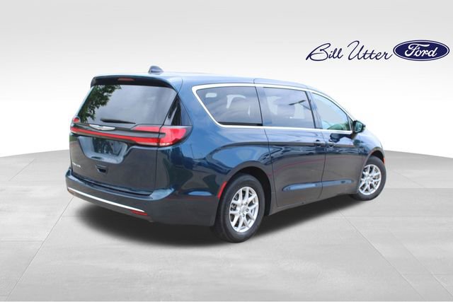 Used 2024 Chrysler Pacifica Touring-L FWD image 5