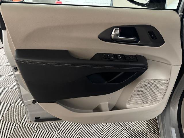 Used 2024 Chrysler Pacifica Touring-L FWD image 15
