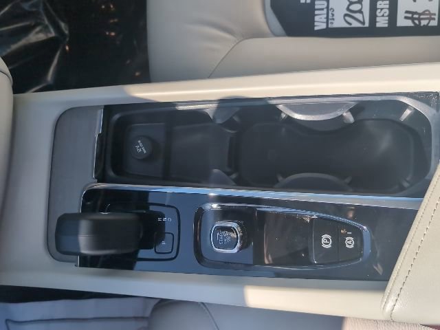 Used 2023 Volvo XC60 B5 Plus image 22