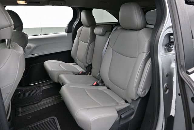 Used 2025 Toyota Sienna XLE FWD image 27