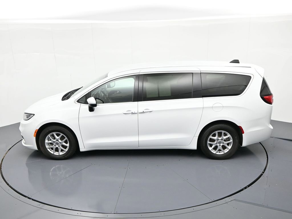 Used 2023 Chrysler Pacifica Touring-L FWD image 32