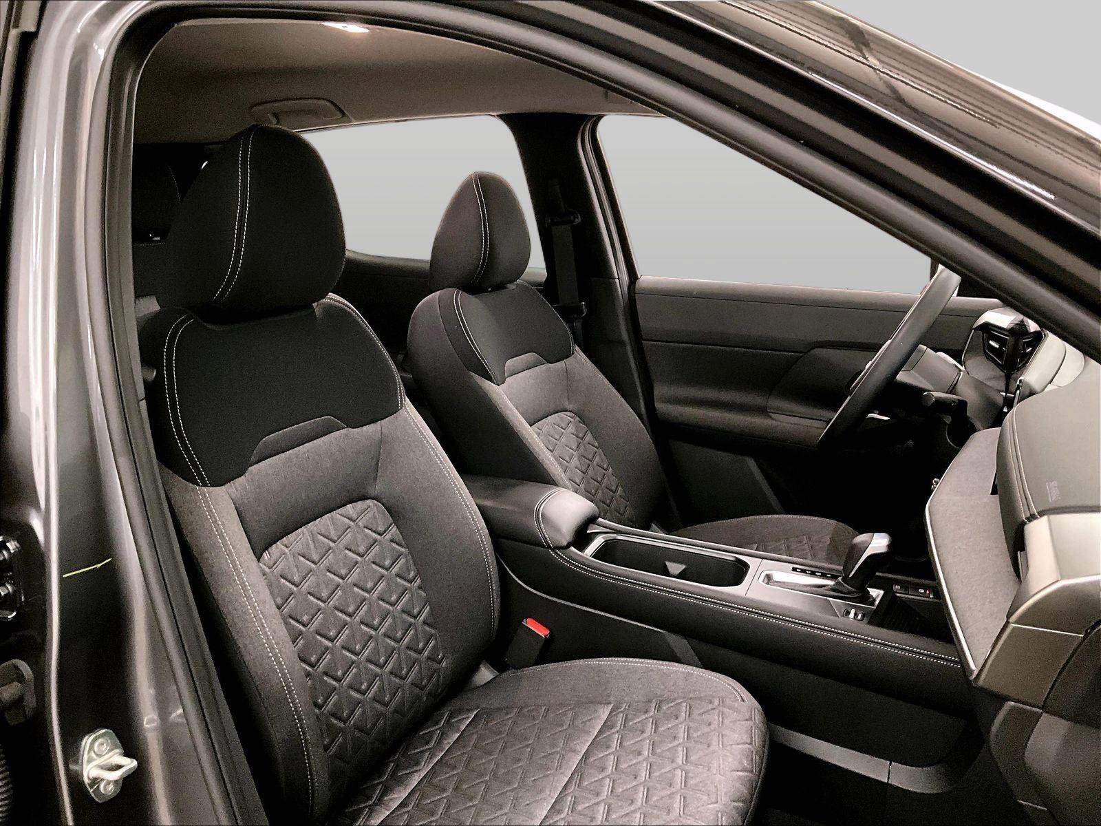 Used 2025 Nissan Kicks SV image 7